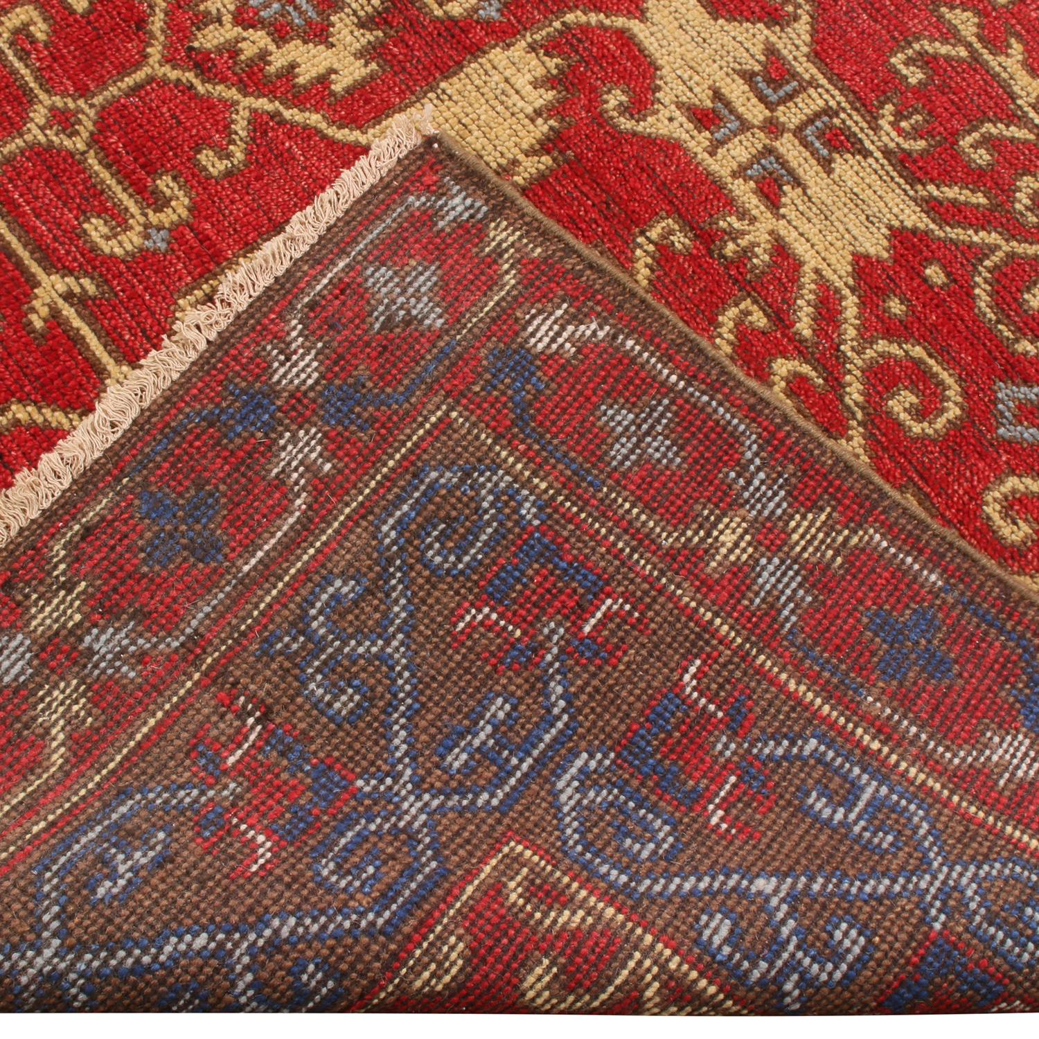 Burano Geometrischer Wollteppich in Rot und Blau mit beigefarbenen Feldakzenten im Zustand „Neu“ im Angebot in Long Island City, NY