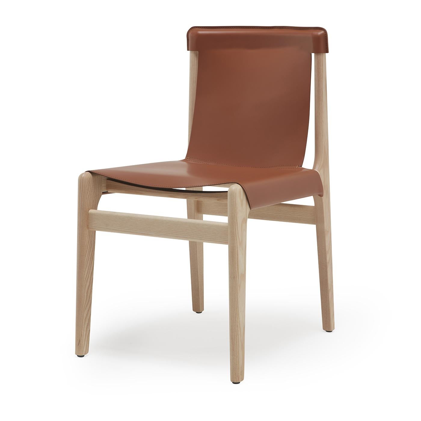Burano is a chair made of ash wood. The double layer of mid-grain leather is the distinctive feature of this chair, which is perfectly suited to domestic environments such as dining rooms, but also to contract environments. The mid-grain leather is