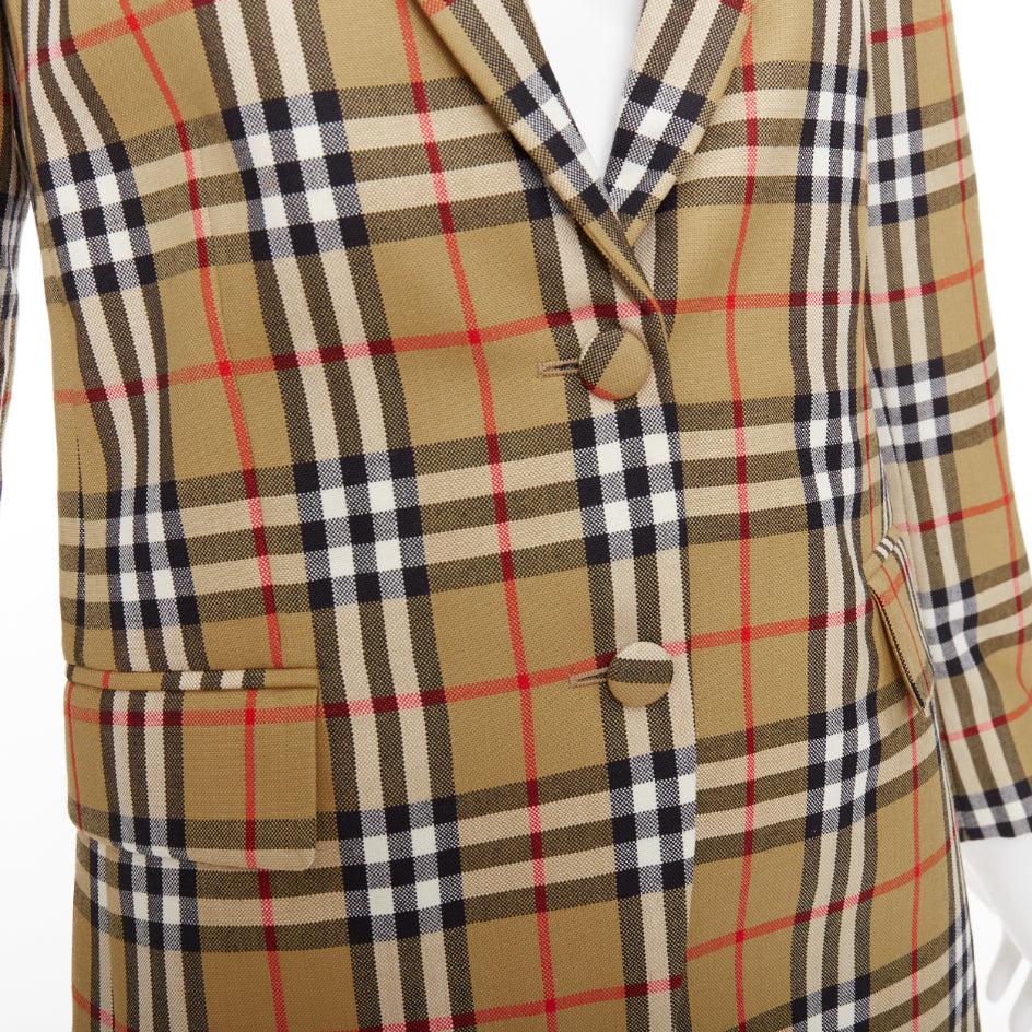 BURBERRY 100% Wolle braun House Check einreihiger Blazer Jacke IT36 XXS
Referenz: MECG/A00208
Marke: Burberry
Designer: Daniel Lee
MATERIAL: Wolle
Farbe: Khaki, Rot
Muster: Kariert
Verschluss: Knopf
Innenfutter: Khaki-Gewebe
Zusätzliche Details: