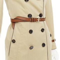 BURBERRY 2012: gabardina mini corta de doble botonadura con ribete de cuero y cinturón IT36