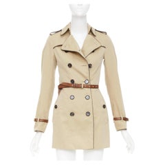 BURBERRY 2012: gabardina mini corta de doble botonadura con ribete de cuero y cinturón IT36