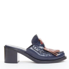 Burberry Défilé 2018 : Mules brogues à franges bleu marine et rouge « Beckshill » - Pointure 38