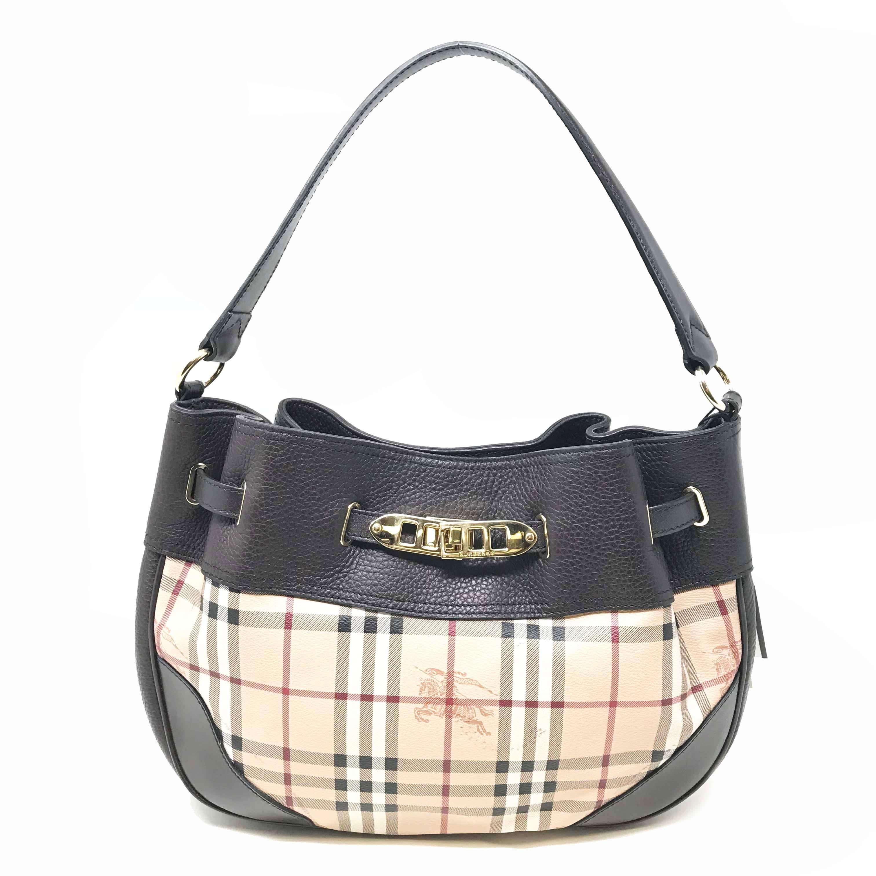 This is a new with defects Burberry 3882406 Medium Willenmore Haymarket Check Ladies Hobo Bag. It is featuring a grainy leather construction, Haymarket check pattern in PVC with smooth leather trim and gold-tone hardware. This Burberry handbag also
