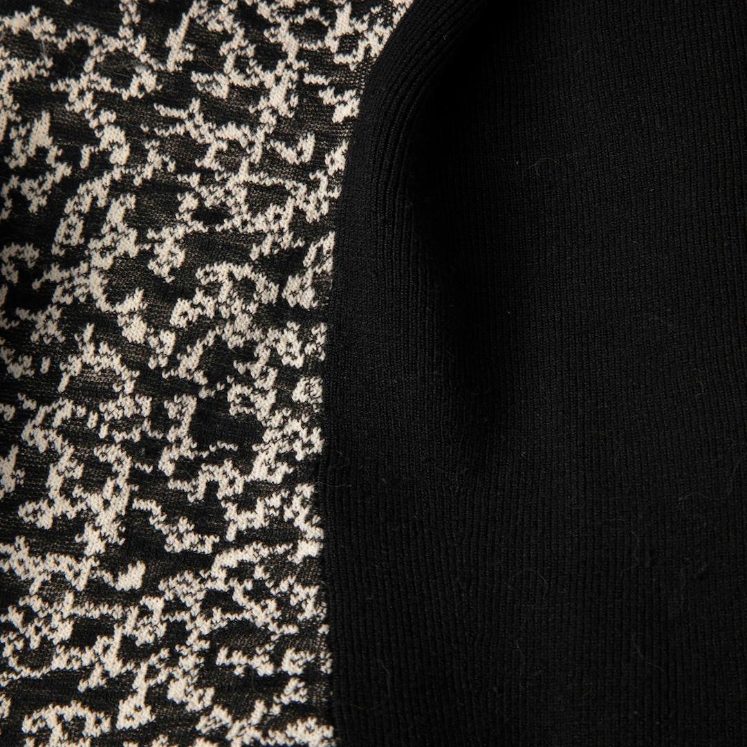 Burberry Abstract Knit Knee Length Dress Size L In Good Condition For Sale In London, GB