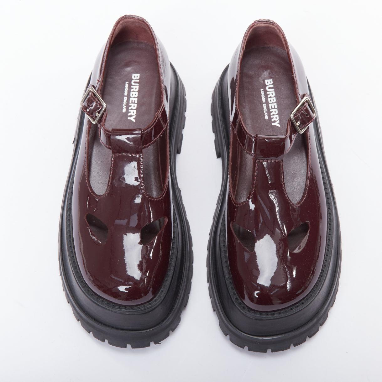 Burberry Aldwych Star in vernice bordeaux, scarpe maryjane con plateau EU36
Riferimento: JACG/A00181
Marchio: Burberry
Designer: Daniel Lee
Materiale: Pelle verniciata
Colore: Borgogna, Nero
Modello: Tinta unita
Chiusura: Cinturino alla