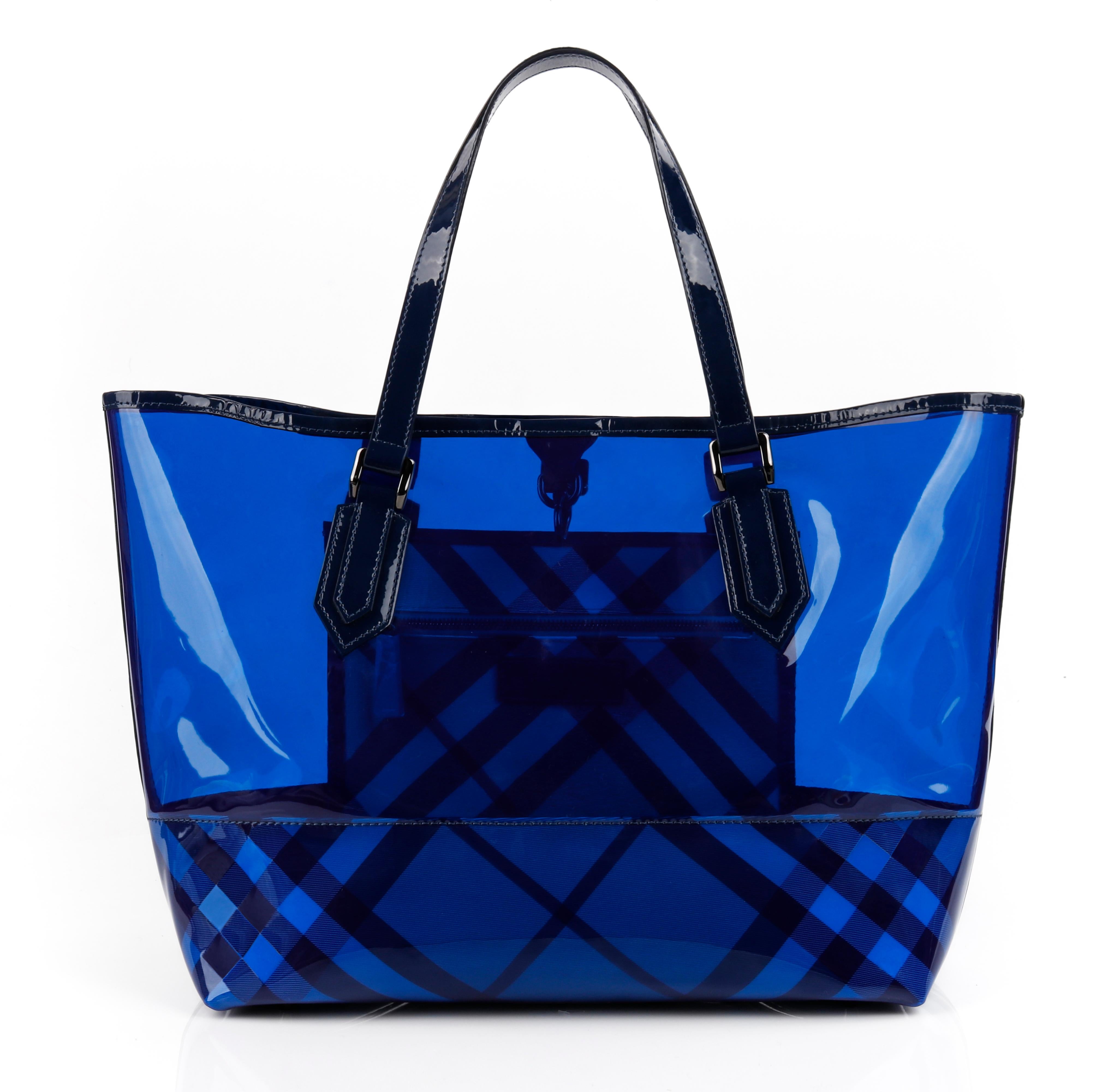 BURBERRY “All Over Perspex” Jet Blue Transparent PVC Tote Bag + Pouch
 
Estimated Retail: $695

Brand / Manufacturer: Burberry
Manufacturer Style Name: All Over Perspex Tote
Style: Tote Bag
Color(s): Jet Blue
Marked Materials: Exterior: 100% PVC;