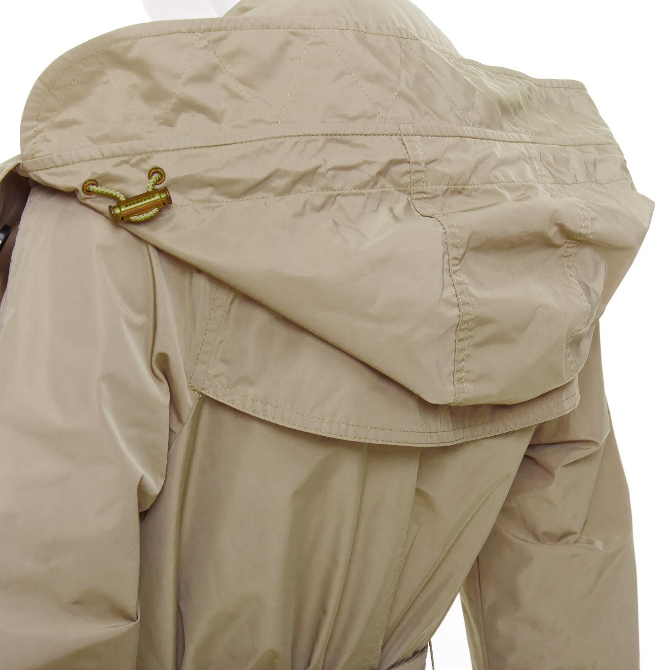 BURBERRY Amberford gabardina con capucha forrada de nailon beige tafetán House Check IT38 XS
Referencia: TGAS/F00382
Marca: Burberry
Material: Poliéster
Color: Beige, Negro
Patrón: Sólido
Cierre: Botón
Forro: Tejido multicolor
Fabricado en: