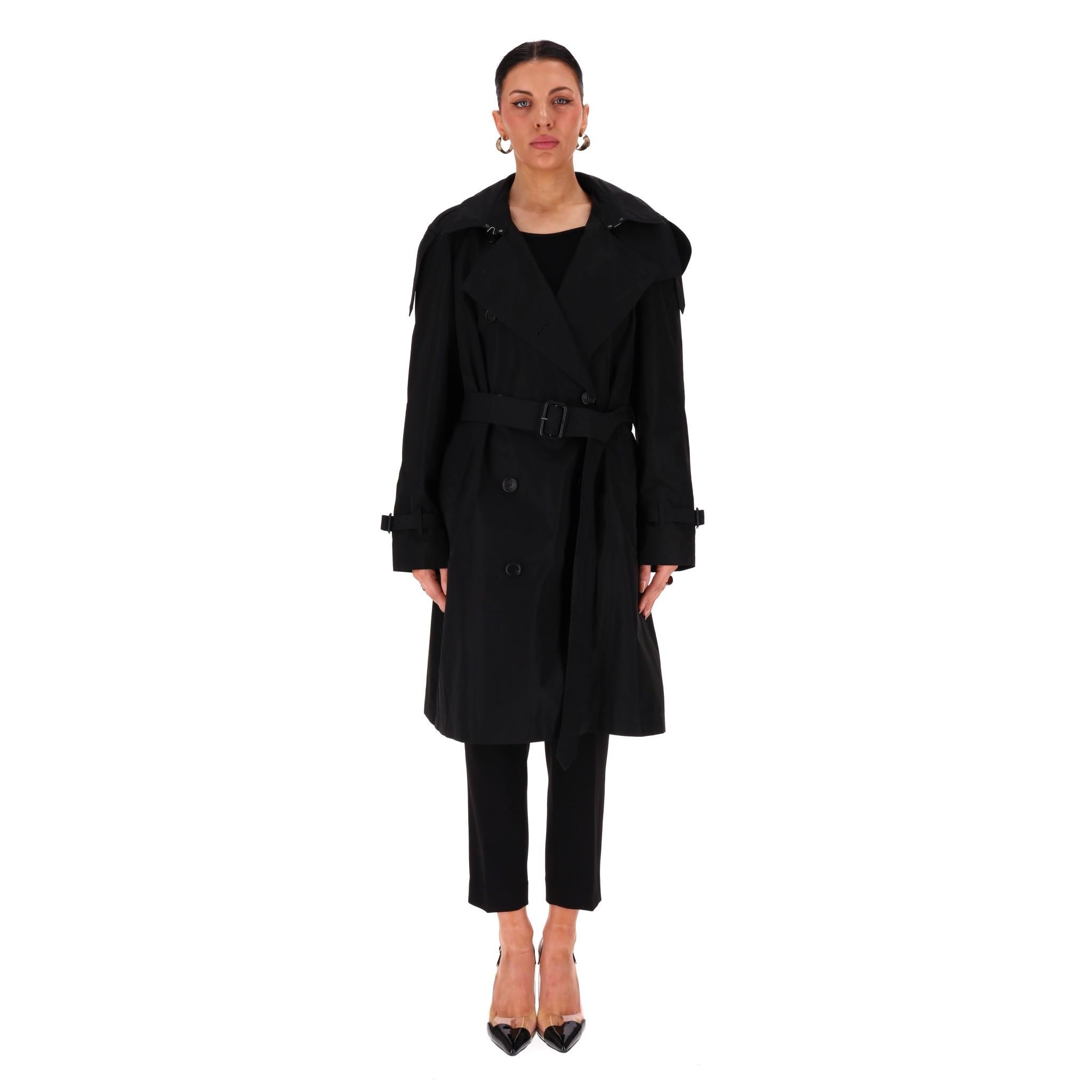Coates Amberford di Burberry

Trench nero a doppiopetto con cappuccio con risvolto.

Caratterizzato da spalline abbottonate, polsini e vita con fibbie in pelle di vitello.

Prezzo di listino circa 1,800 euro

Taglia - 16UK

Condit - Molto buono