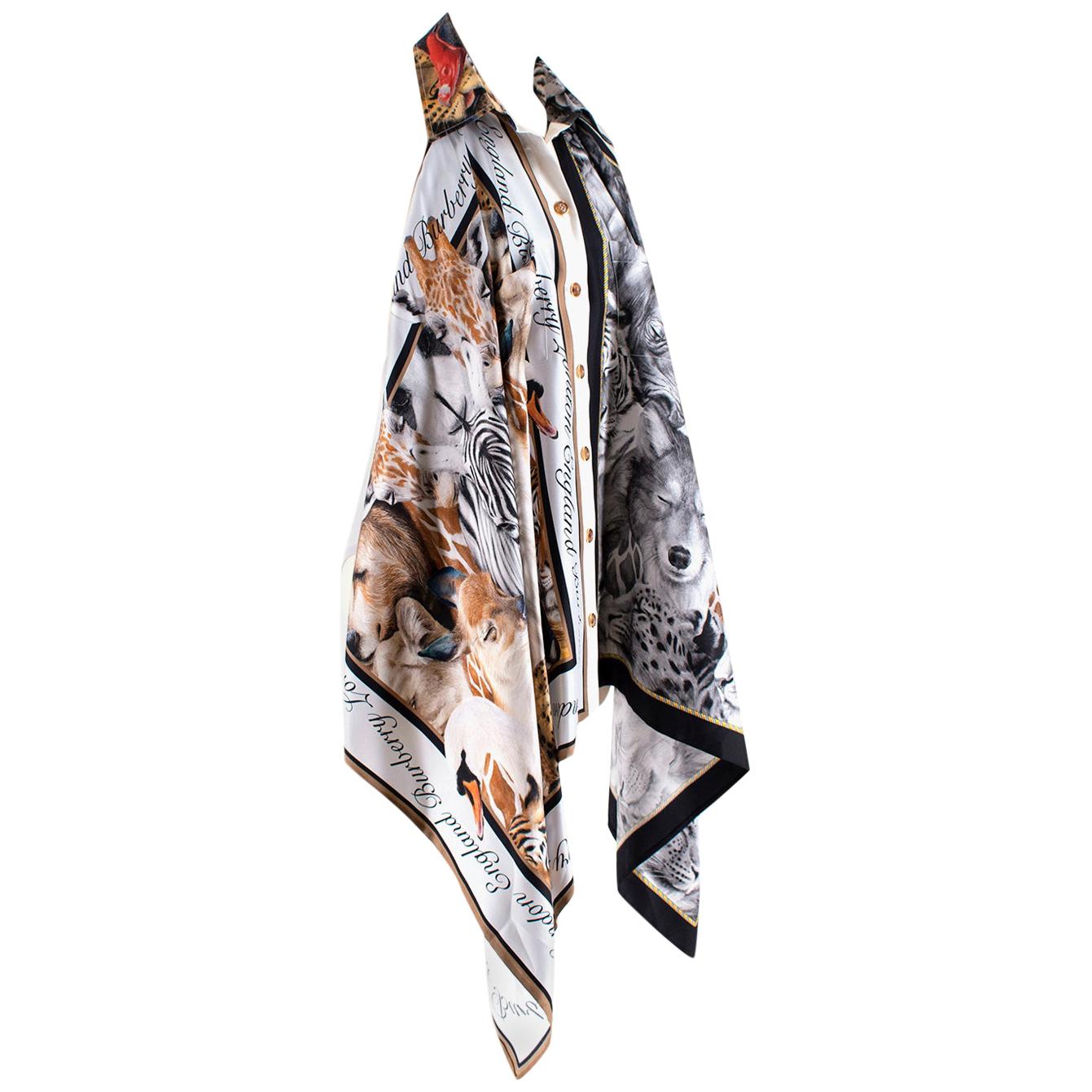 Burberry Animalia Print Scarf Panel Bodysuit

- Knopfleiste
- Strukturierter Neckholder-Kragen
- Tiermuster
- Dehnbarer Body
- Druckknopfzwickel
- Zwei Vordertaschen

Materialien: 
Oberteil 
- 100% Maulbeerseide
Body
- 64% Viskose
- 21% Polyamid
-