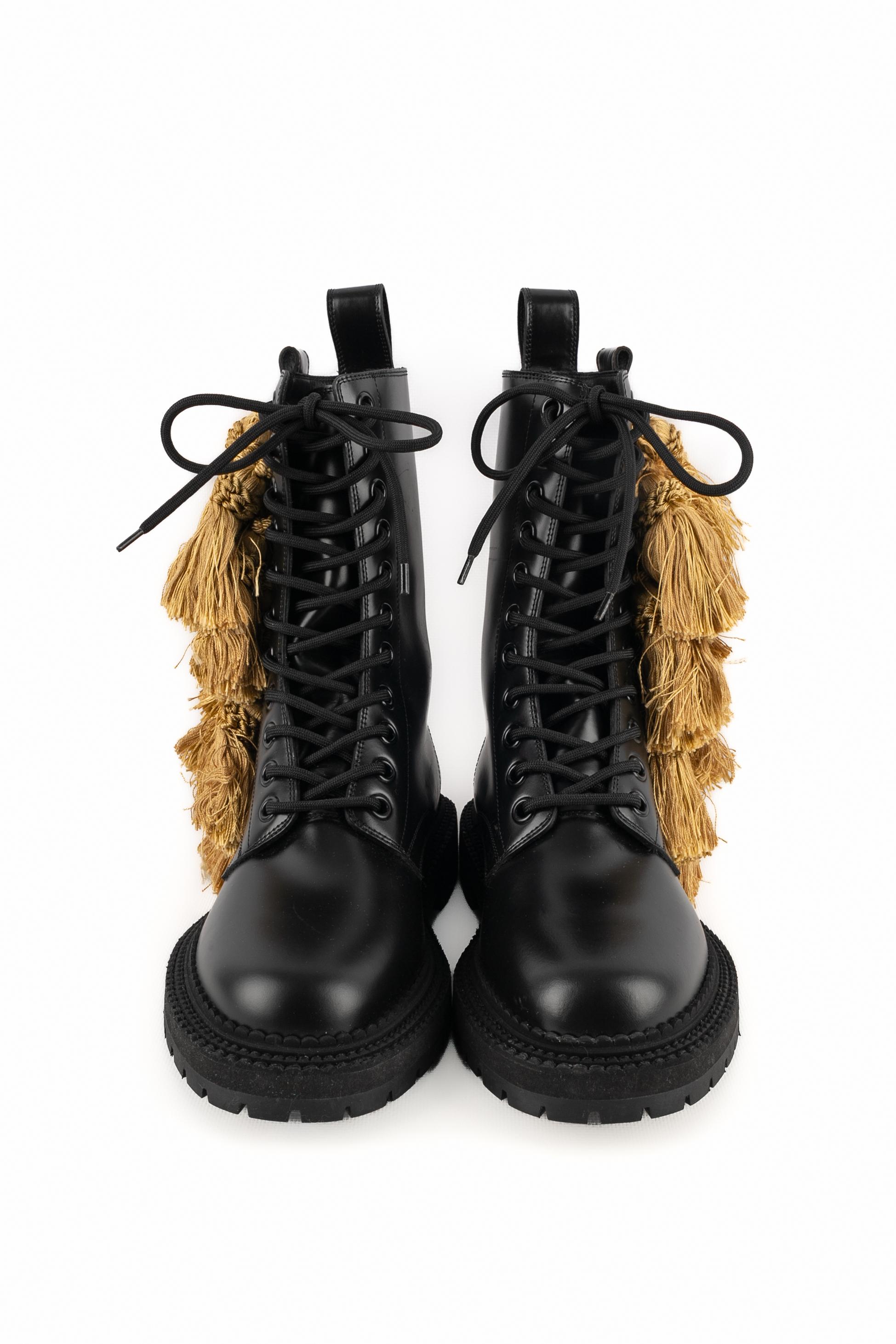 BURBERRY - (Made in Italy) Leather ankle boots ornamented with trimming pompoms. 2016 Fall-Winter Collection.

Condition:
Very good condition

Dimensions:
Size 39

SKU:CH94