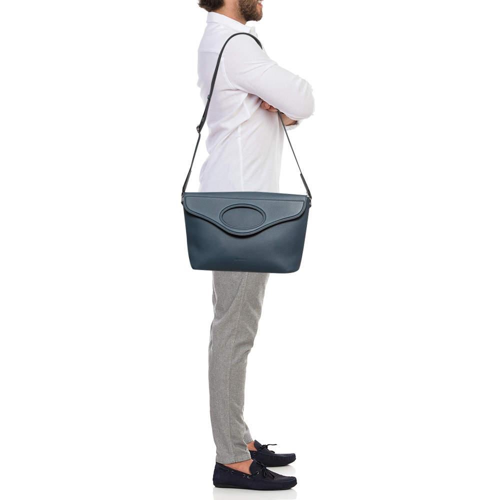 Trust messenger bags to offer functional ease and a comfortable carrying experience. Smartly designed, the bag has an appealing exterior and a spacious interior. Perfect for work and weekend getaways.

Includes
tag, Original Dustbag, Info Booklet