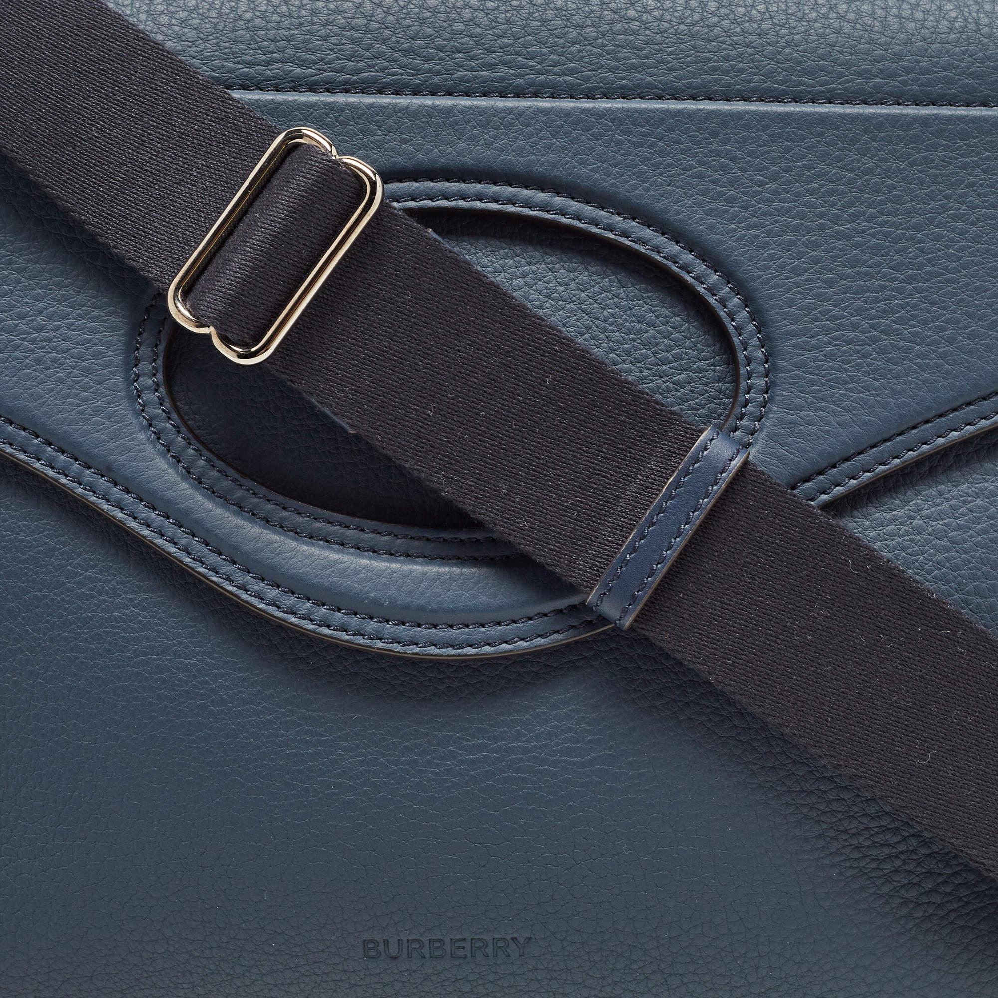 Burberry Ash Blue Leather Large Pocket Messenger Bag In New Condition In Dubai, Al Qouz 2
