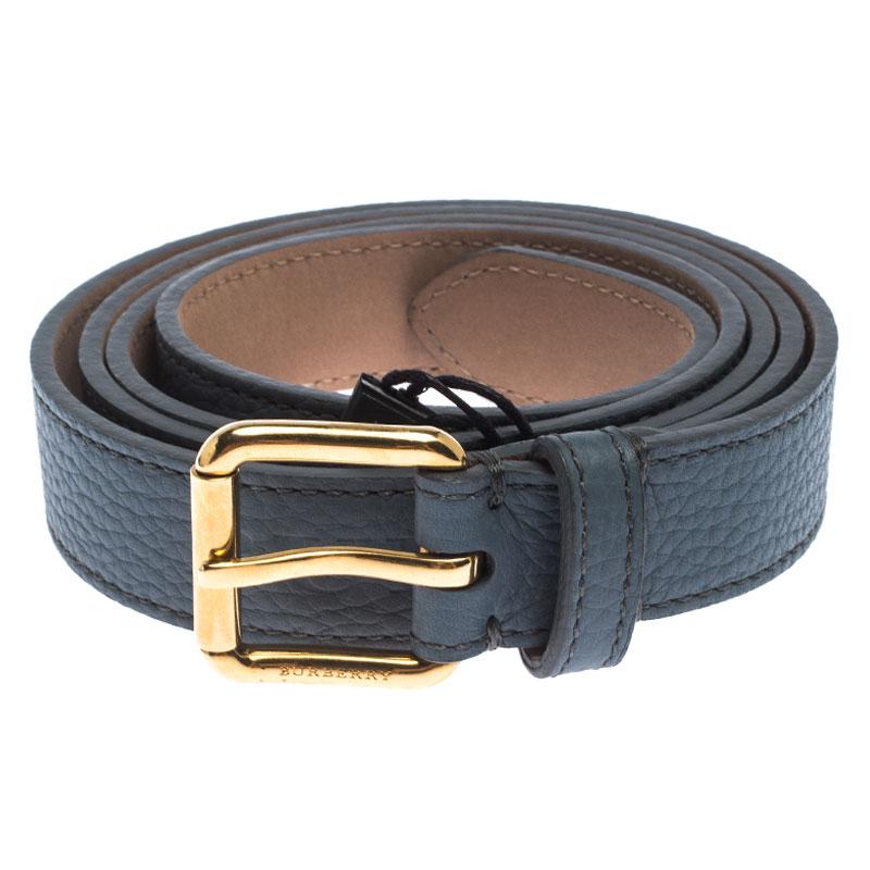 A staple accessory, add this Burberry belt to your classic collection today. This durable belt is crafted from ash blue leather and is completed with a pin buckle in gold-tone and a single leather loop.

Includes: Original Dustbag, Price Tag

