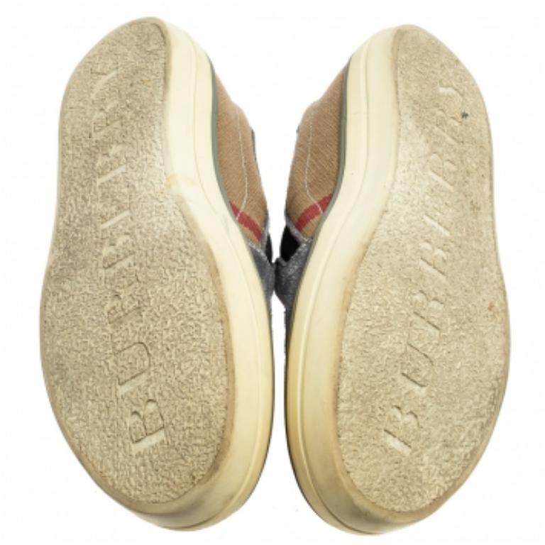 Burberry Ash Blue Suede and House Check Canvas Slip-On Sneakers Taglia 36.5 In condizioni discrete in vendita a Dubai, Al Qouz 2