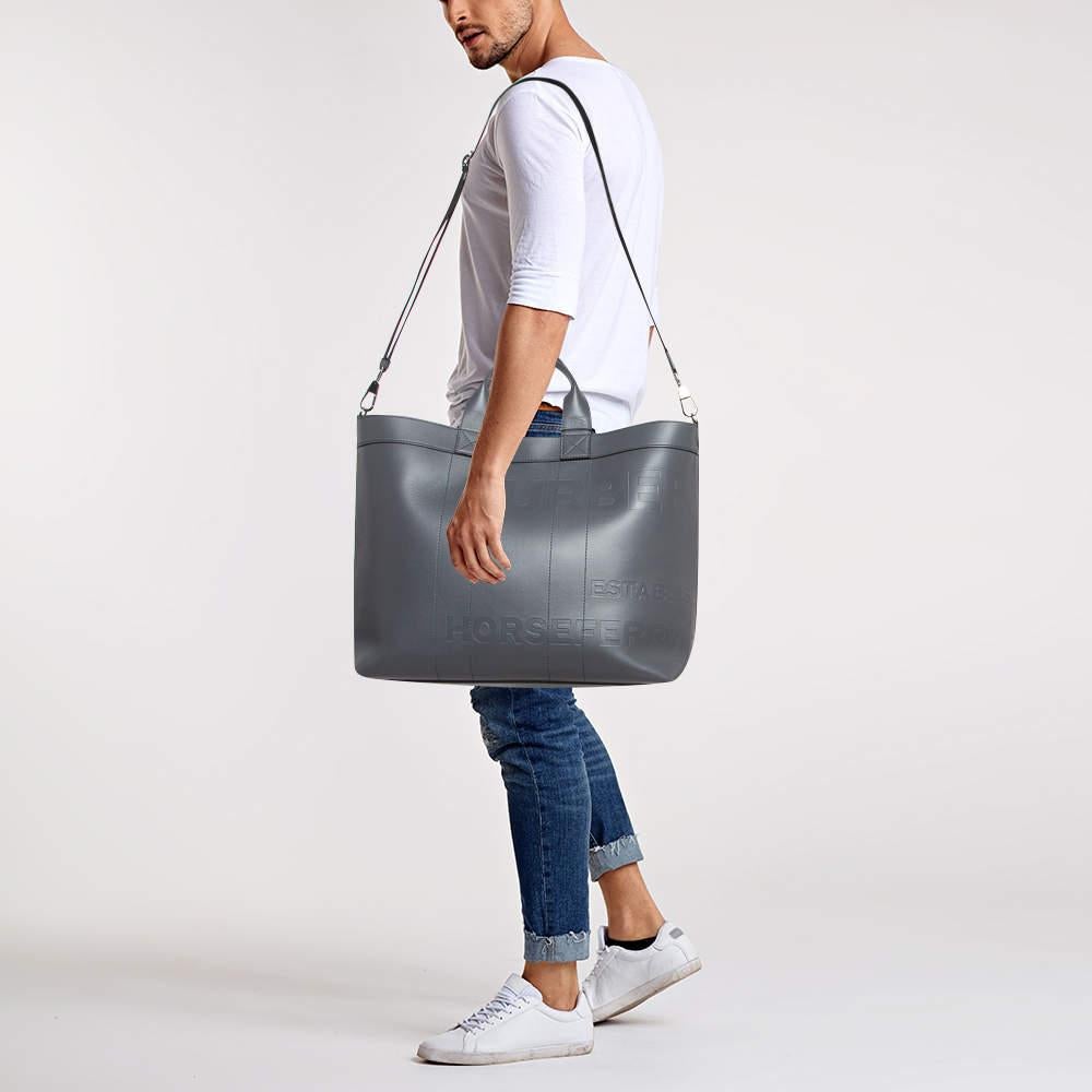 Know to create stylish sophisticated and timeless designs this is a brand worth investing in. The bags that come from this labels atelier are exquisite. This tote bag is no different. It has been made from quality materials and comes with an