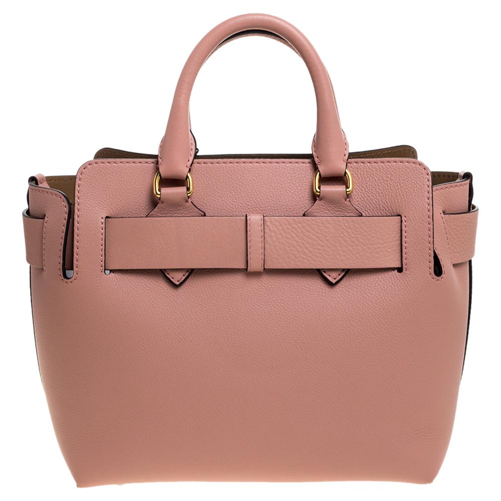 Diese Tasche von Burberry ist Mode und Funktionalität in einem! Die Tasche aus aschrosa Leder hat zwei Griffe an der Oberseite und einen langen:: abnehmbaren Schulterriemen. Die Tasche ist mit einem breiten Gürtel an der Außenseite versehen und