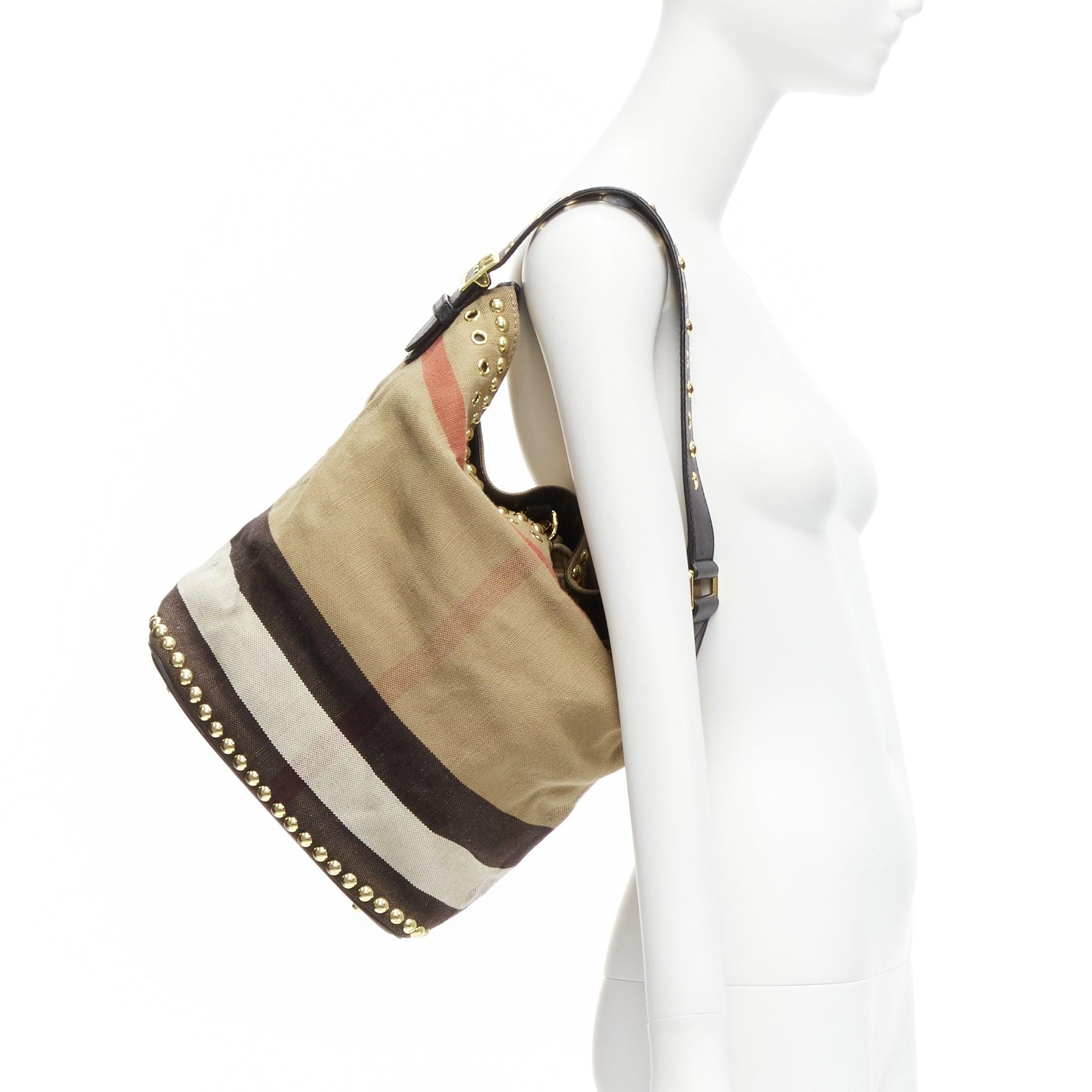 BURBERRY Ashby khaki big house check gold studded black leather bucket bag
Reference: TGAS/D00659
Brand: Burberry
Model: Ashby
Material: Fabric, Leather
Color: Beige, Black
Pattern: Checkered
Closure: Lobster Clasp
Lining: Black Fabric
Extra