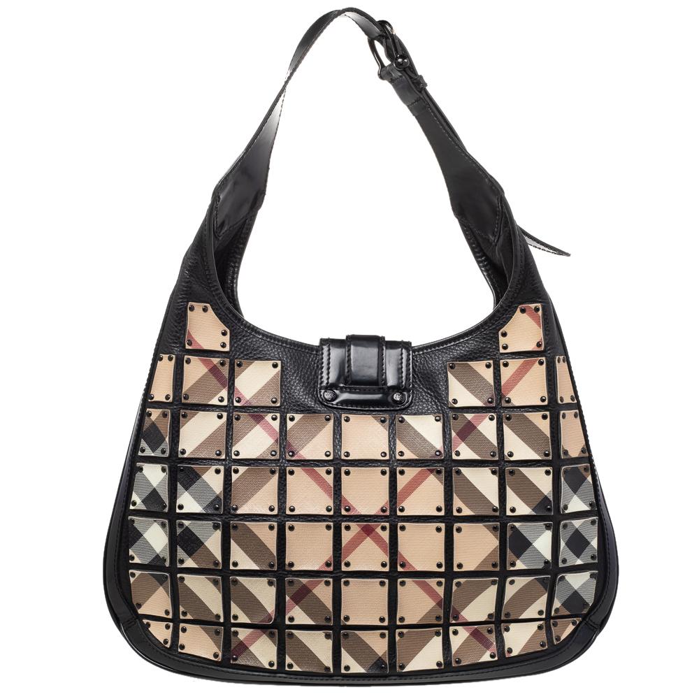 Luce un look chic con este hobo Warrior de la casa Burberry. Con un toque de cuadros Nova, la prenda está hecha de piel y lona, y seguro que aporta un toque de lujo a tu OOTD. El asa superior facilita el transporte y el interior forrado de nailon es