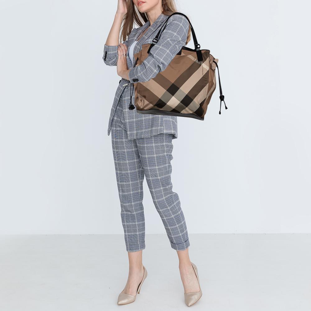 This classy and praiseworthy Buckleigh tote coming from Burberry is a must have. It is crafted from leather and Nova check nylon, featuring dual top flat handles and a zip closure. This tote reveals a fabric-lined interior with an open compartment