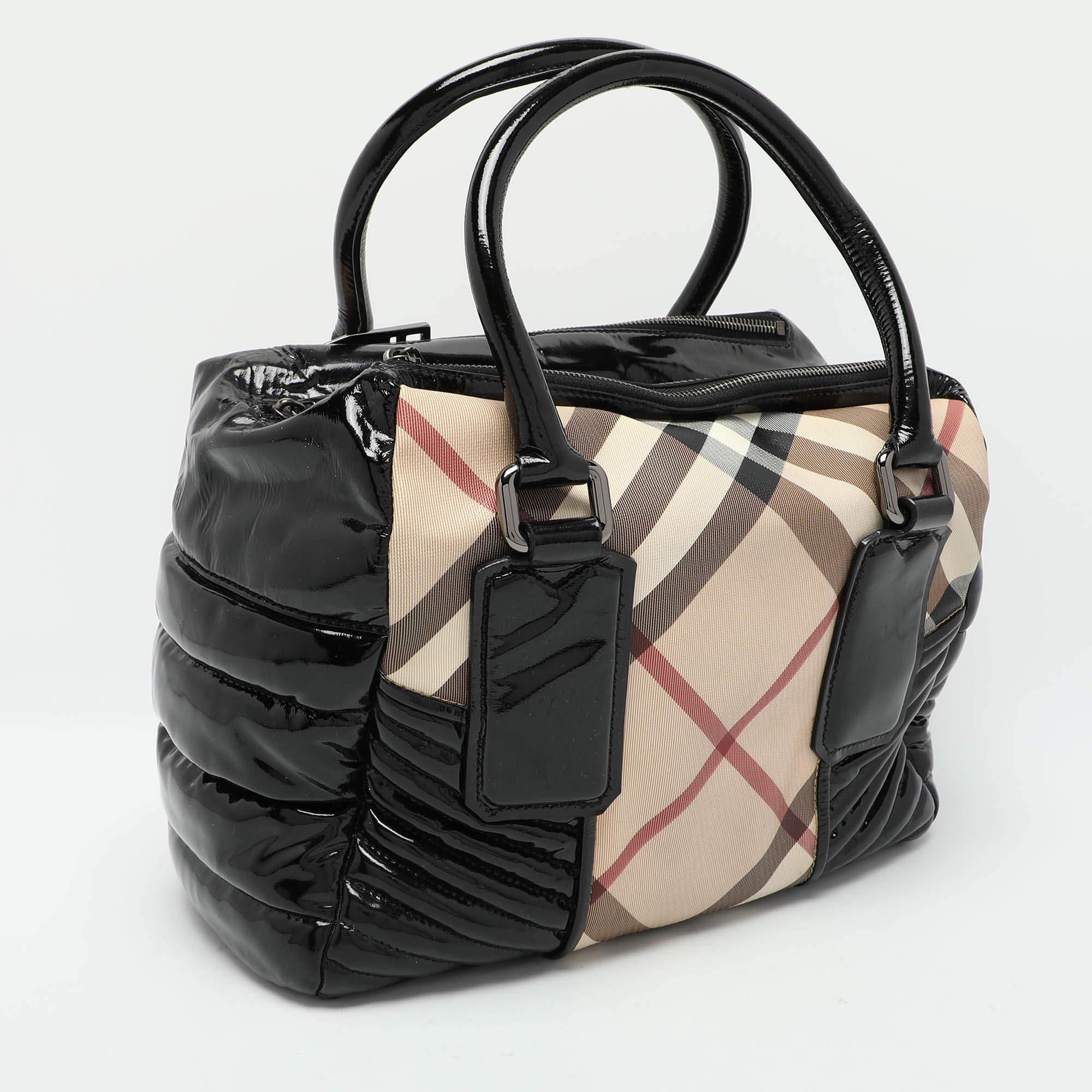 Burberry Umhängetasche aus PVC und Lackleder in Beige/Schwarz Nova Check im Zustand „Gut“ im Angebot in Dubai, Al Qouz 2
