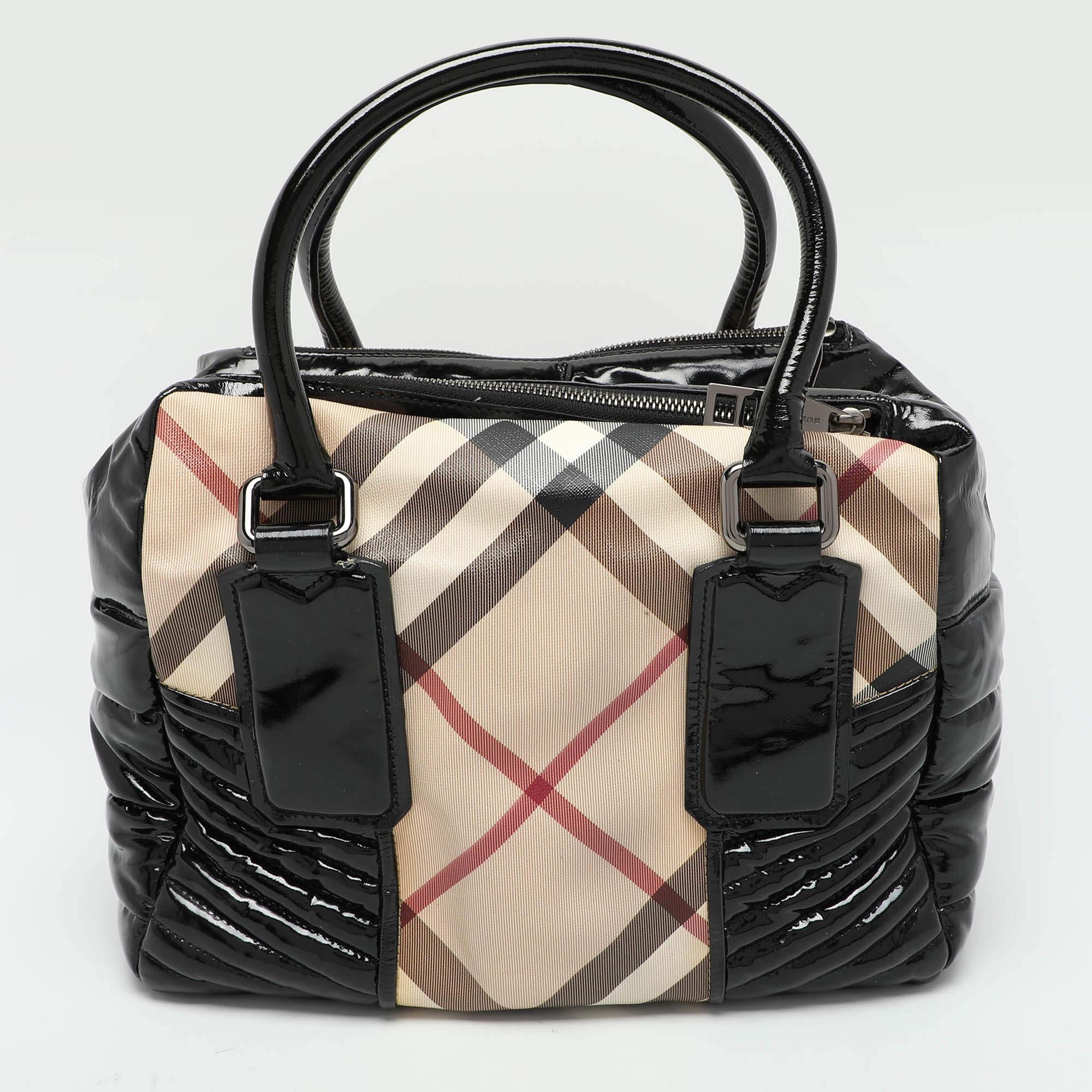 Burberry Umhängetasche aus PVC und Lackleder in Beige/Schwarz Nova Check Damen im Angebot