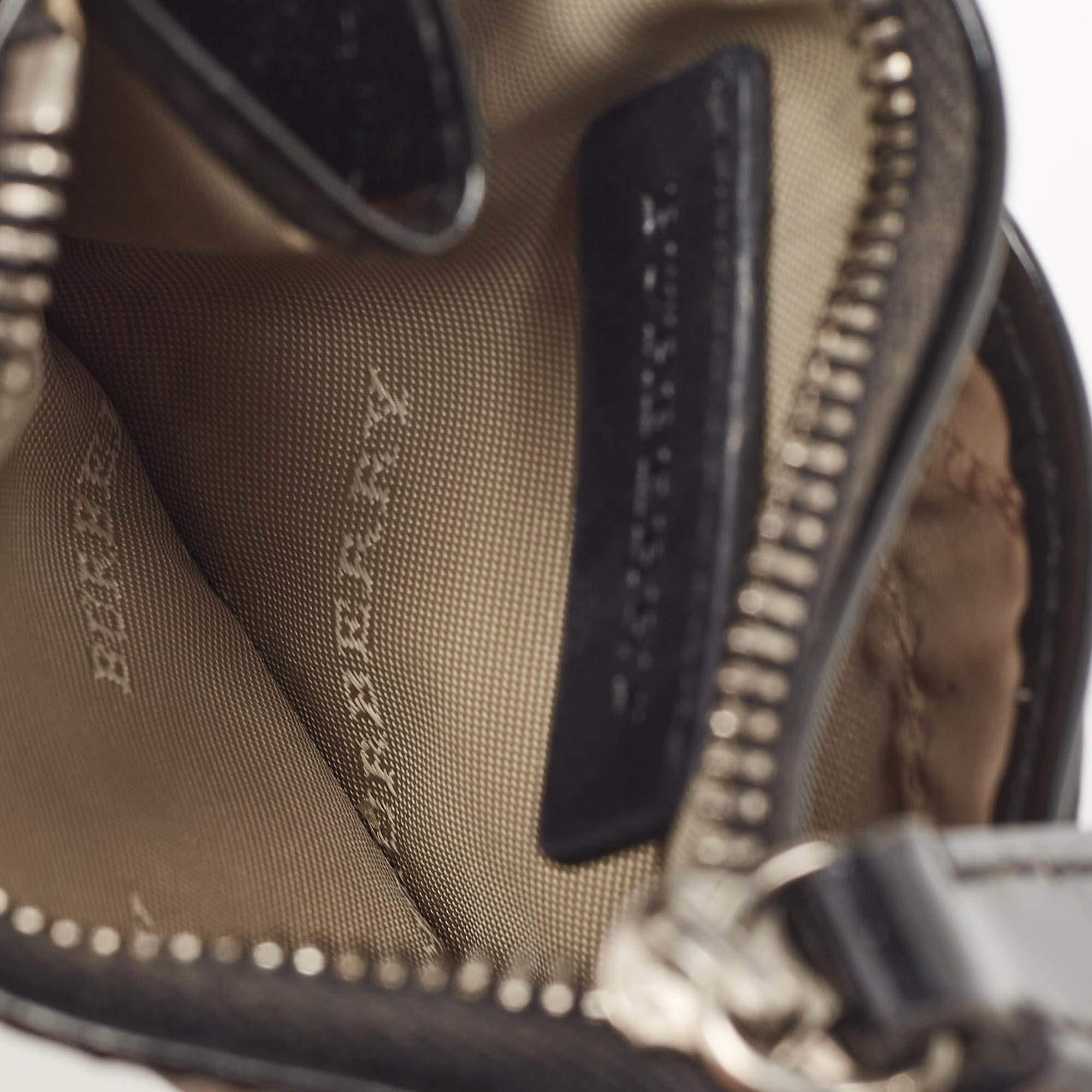 Celebrated for its skilful designs this coin purse from Burberry is just what you need. Everything ranging from the signature Novacheck canvas body to the glossy patent leather trims is just impeccable. Equipped with multiple card slots this card