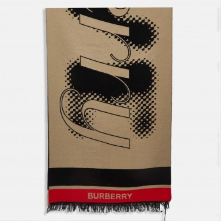 Clase y estilo son algunas de las palabras que nos vienen a la mente cuando vemos el pañuelo Burberry. La marca le trae esta versátil creación confeccionada con materiales lujosos que podrá combinar con muchos atuendos.