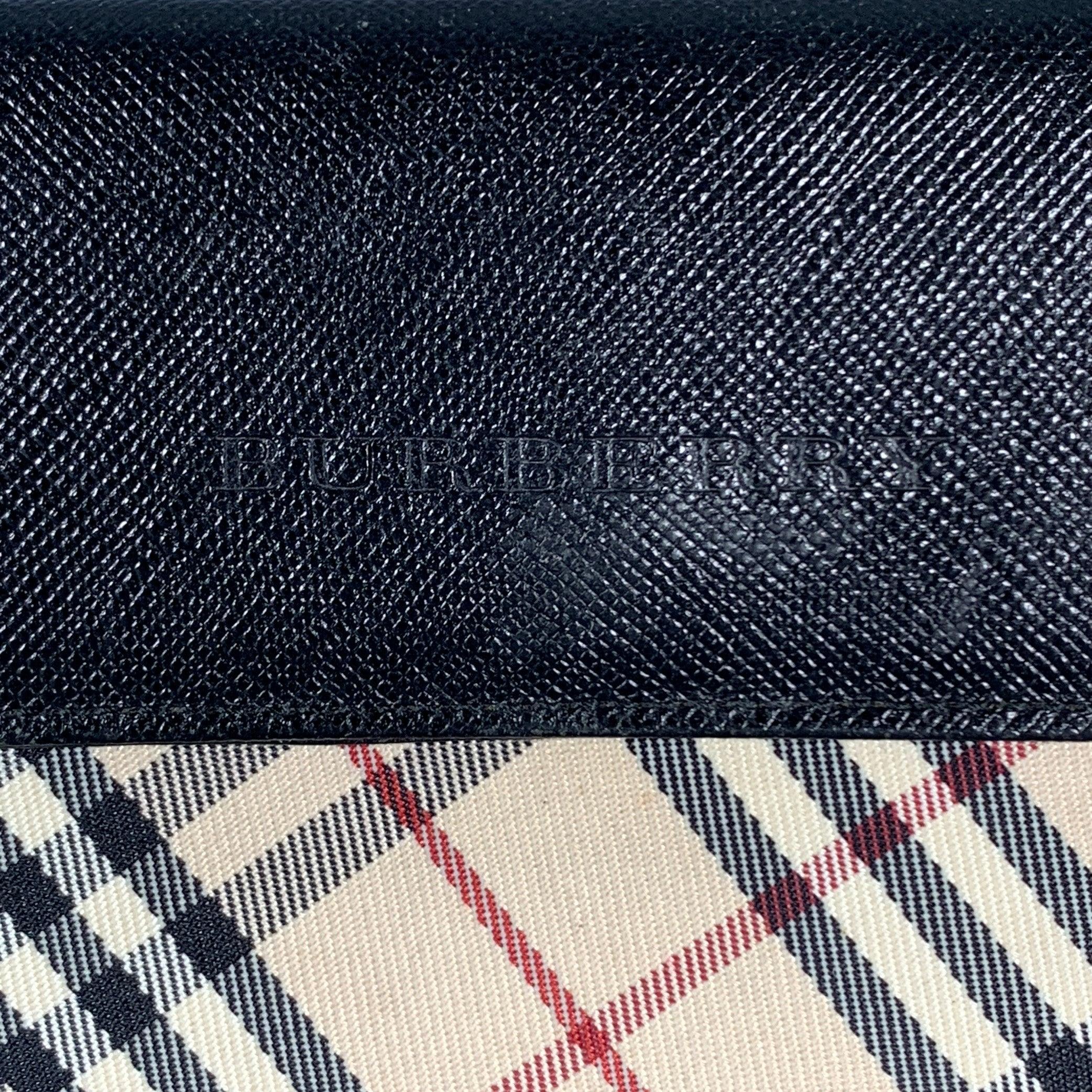 BURBERRY wallet
in a beige nylon featuring black saffiano leather trim, signature BURBERRY check pattern, and snap closure. Very Good Pre-Owned Condition.4.5 x 3.75 inches  
  
  
 
Sui Generis Reference: 136882
Category: Handbag & Leather