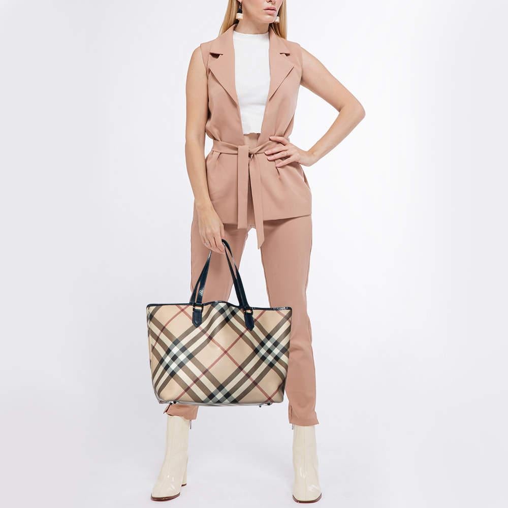 This tote is a result of blending high crafting skills with a practical design. It arrives with a durable exterior completed by luxe detailing. It is an accessory that you can count on.