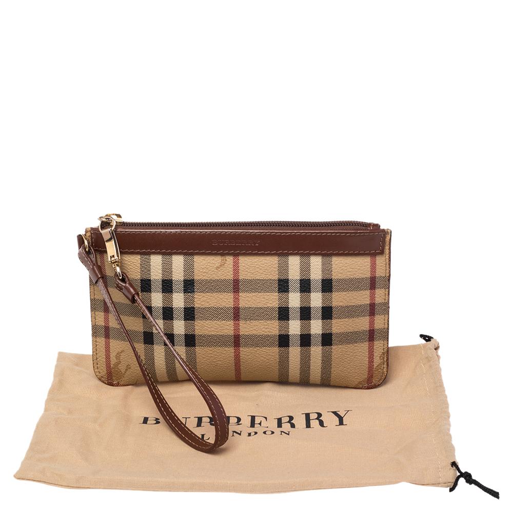 Beige/Braune Haymarket Check Clutch aus beschichtetem Segeltuch und Leder für das Handgelenk im Zustand „Gut“ in Dubai, Al Qouz 2