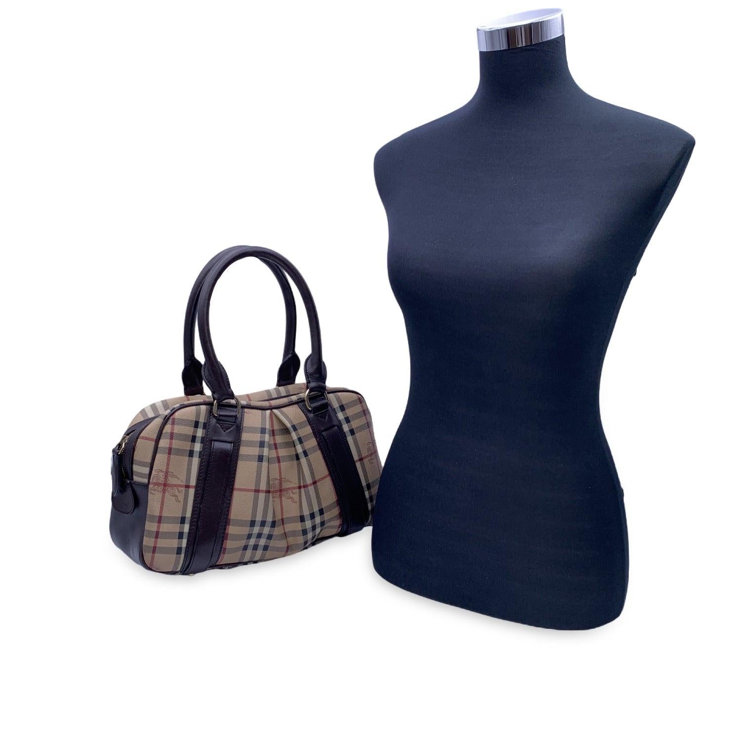 Diese schöne Tasche wird mit einem Echtheitszertifikat von Entrupy geliefert. Das Zertifikat wird ohne weitere Kosten zur Verfügung gestellt Burberry Tragetasche in beige Tartan Leinwand mit braunem Leder trimmen. Oberer Reißverschluss. Braunes