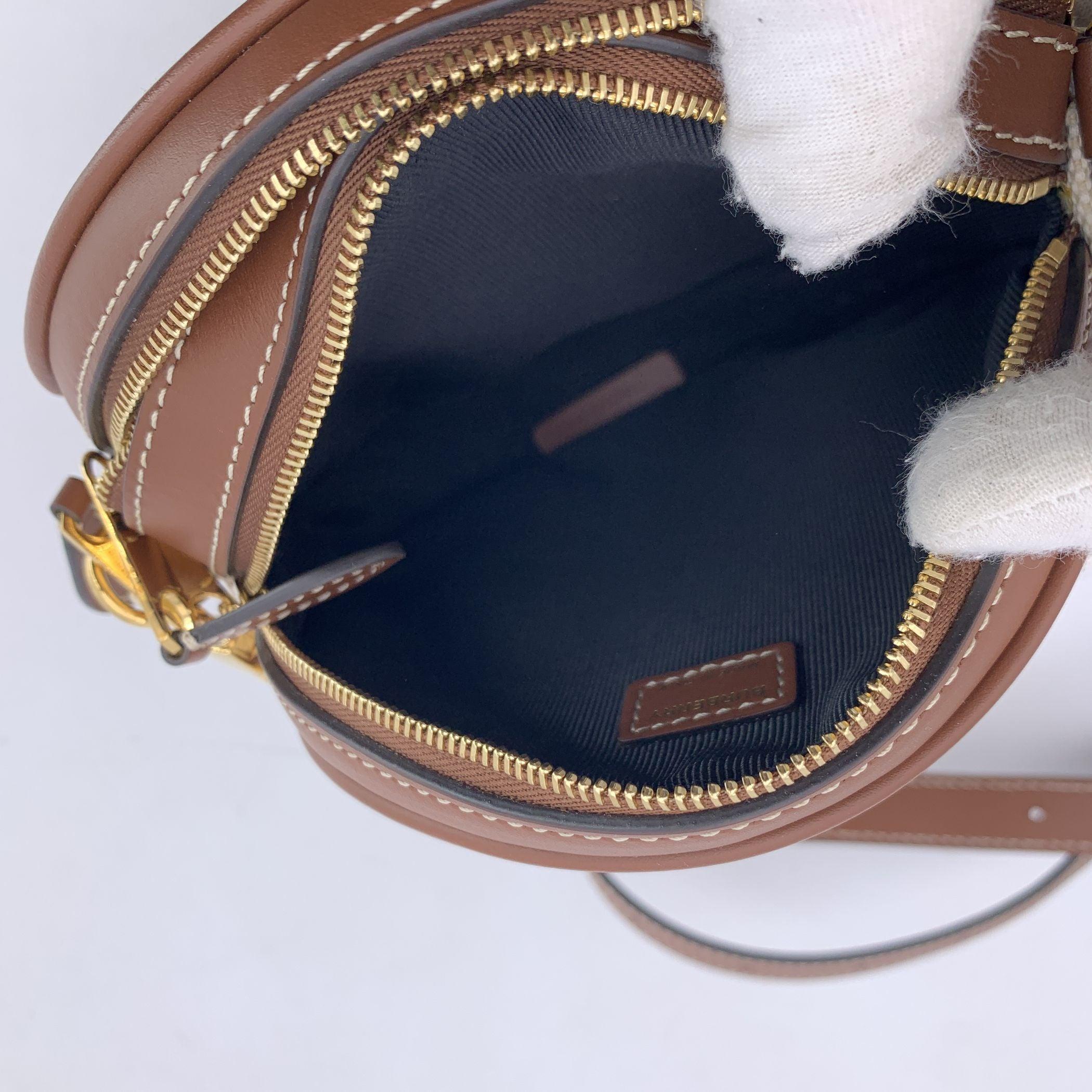 Bolso Crossbody Redondo Louise de Lona Beige con Logotipo de Burberry en venta 1