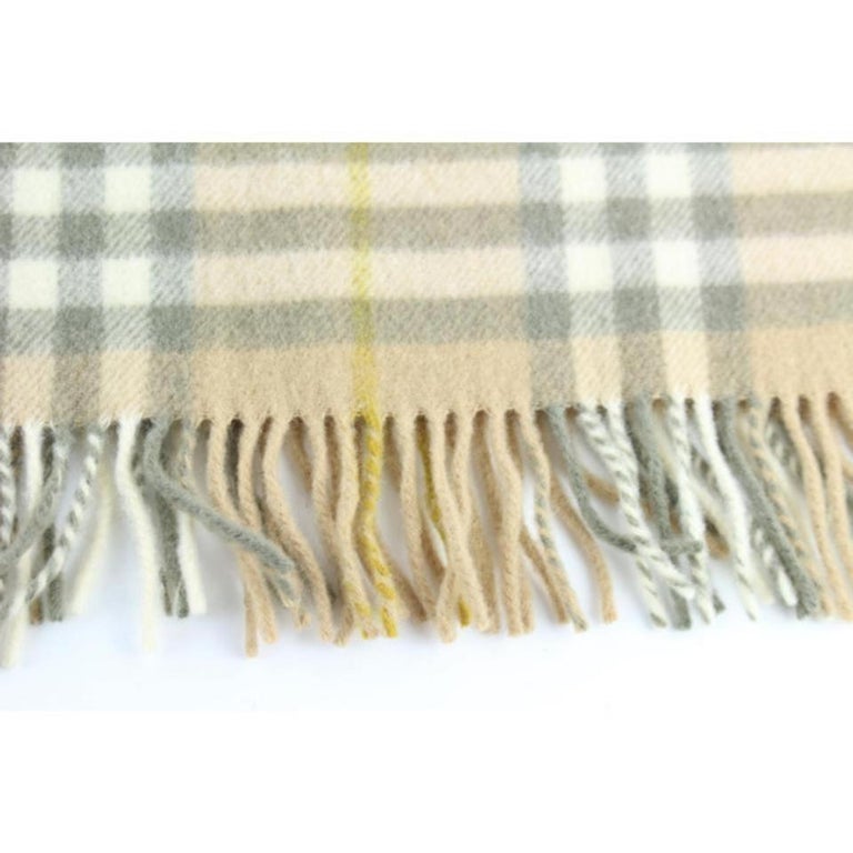 Burberry - Écharpe/foulard classique à carreaux en cachemire beige, kaki et  olive, 27burz1912 - En vente sur 1stDibs