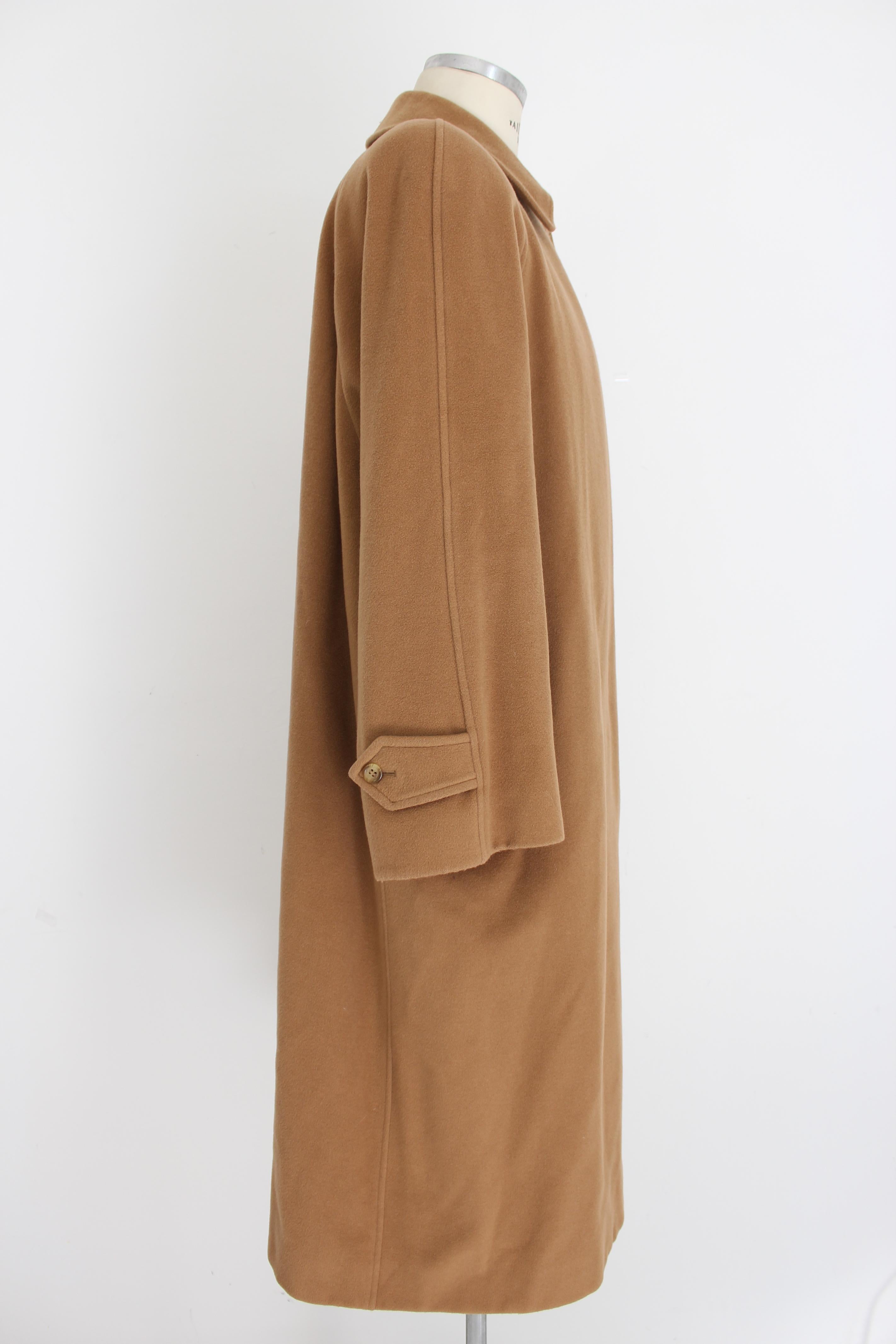 Burberry vintage 80s women's coat. Classic coat, long, beige color. Fabric 70% wool, 15% cashmere, 15% nylon. Internally lined. Two pockets on the hips. There are shoulder pads. Made in the UK. Very good vintage condition, some imperfections due to