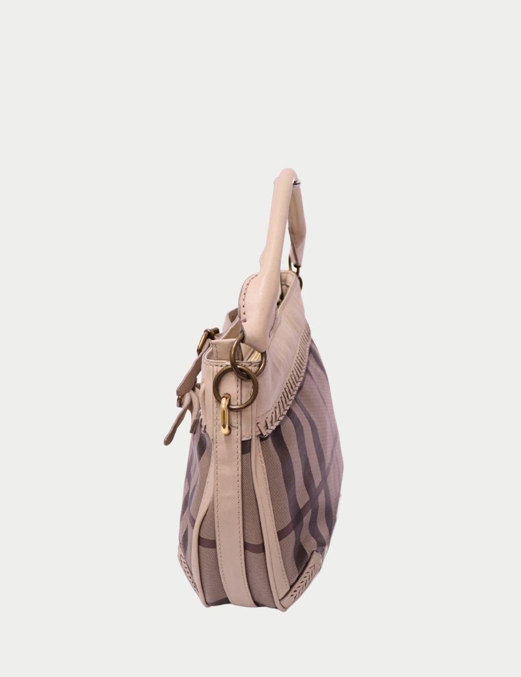 Sac à bandoulière �à carreaux beige avec bordure en cuir de Burberry

Expression intemporelle du luxe britannique, ce sac à bandoulière Burberry arbore la toile à carreaux beige, rouge et noire emblématique de la marque, joliment rehaussée d'une