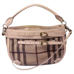 Sac à bandoulière à carreaux beige avec bordure en cuir de Burberry