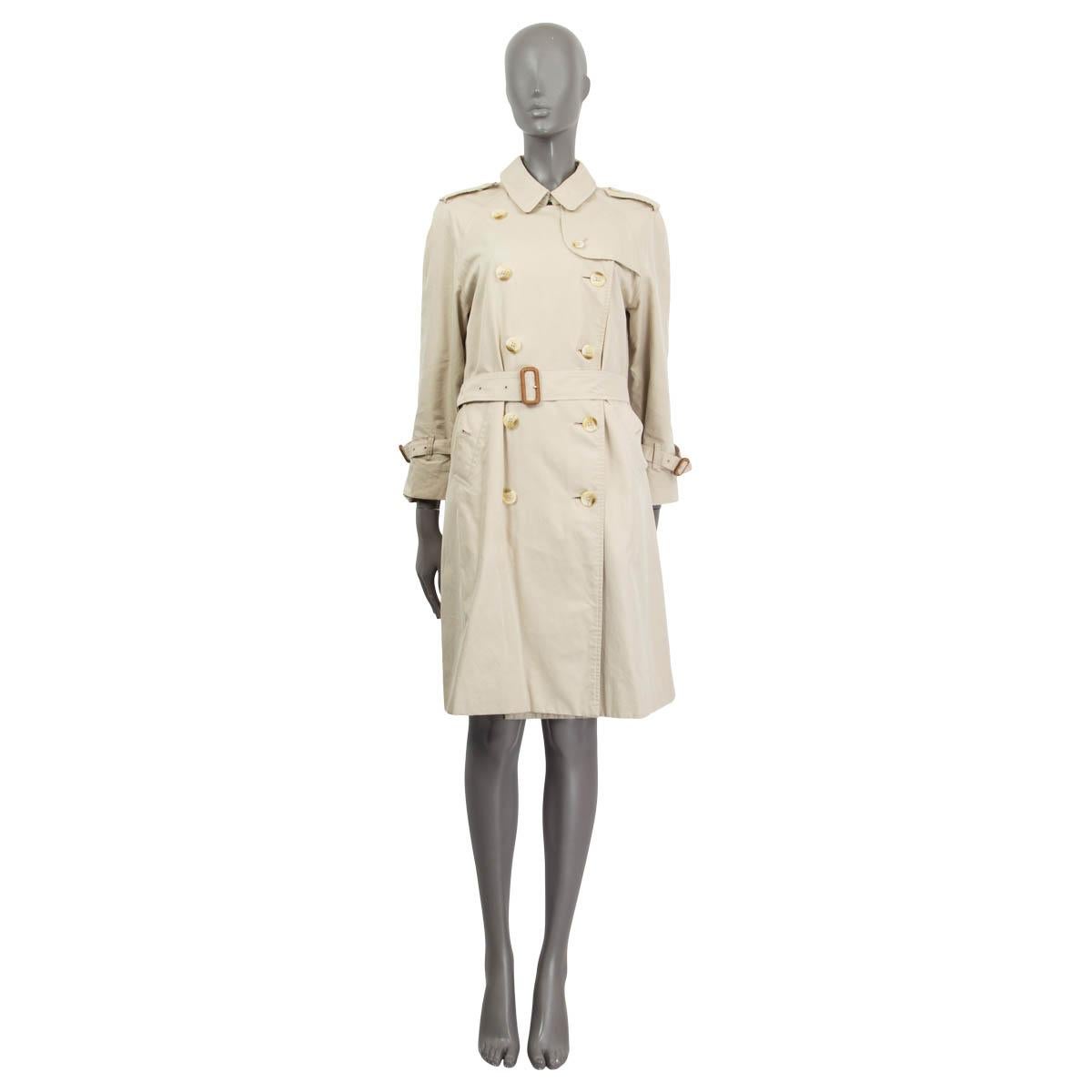 100% authentic Burberry belted double breasted trench coat in beige cotton (100%) with shoulders and cuffs epaulettes and detachable belt. Closes with one hook and one button at the neck and four buttons on the front, with two buttoned flap pockets
