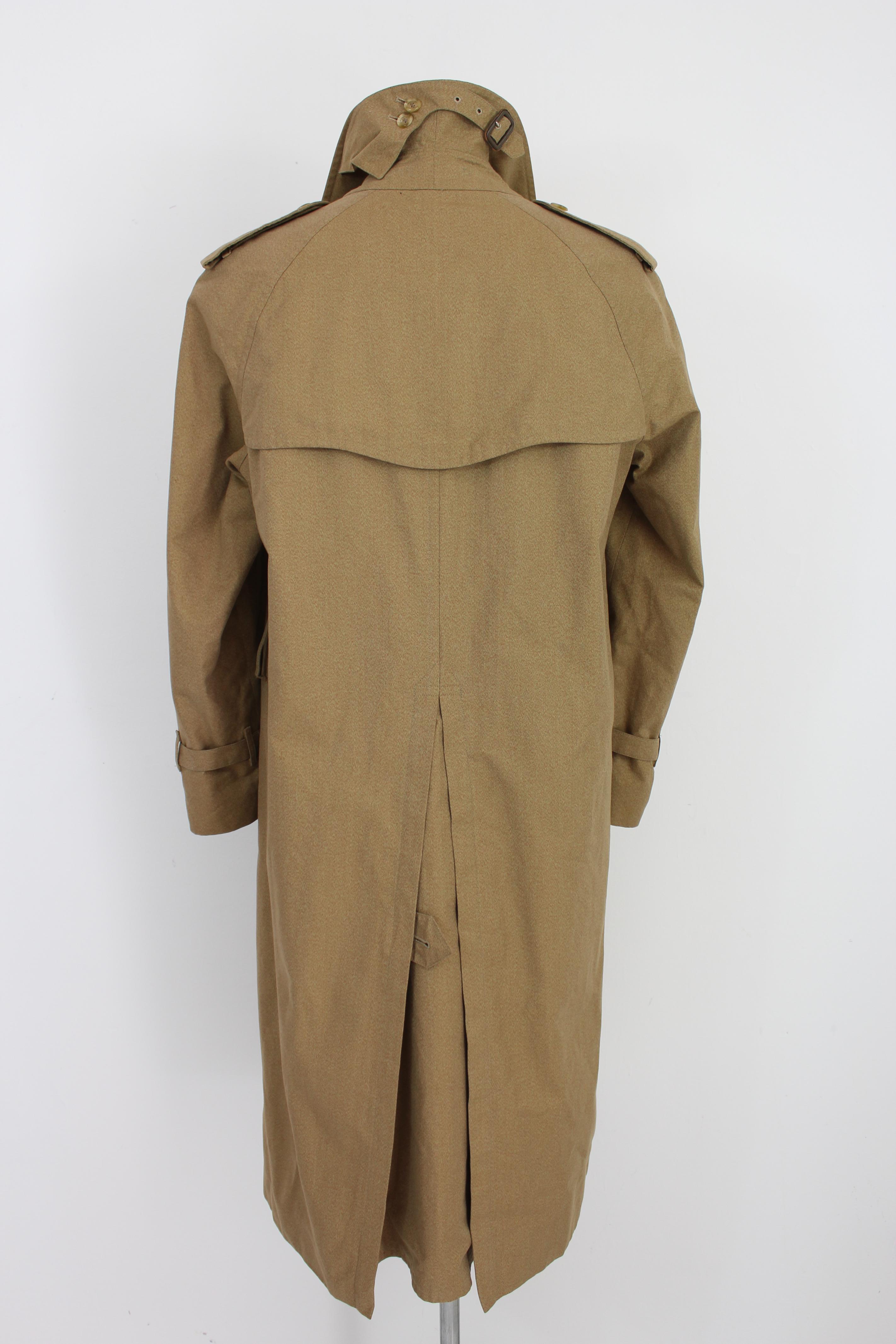 Burberry vintage 80s men's coat. Long model trench coat, double-breasted closure. Beige color, internal and external fabric 100% cotton. Made in Italy. The belt is missing from the coat.

Condition: Excellent

This item has been used a few times but