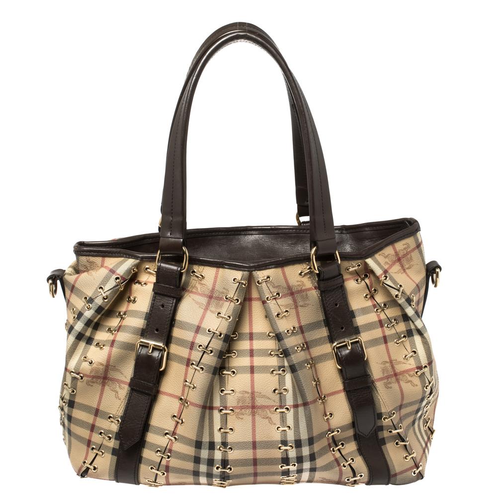 Burberry Lowry Tote aus beige/dunkelbraunem Haymarket-Leinen und Leder mit Metallnähten im Zustand „Gut“ in Dubai, Al Qouz 2