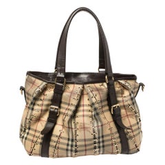 Burberry Lowry Tote aus beige/dunkelbraunem Haymarket-Leinen und Leder mit Metallnähten
