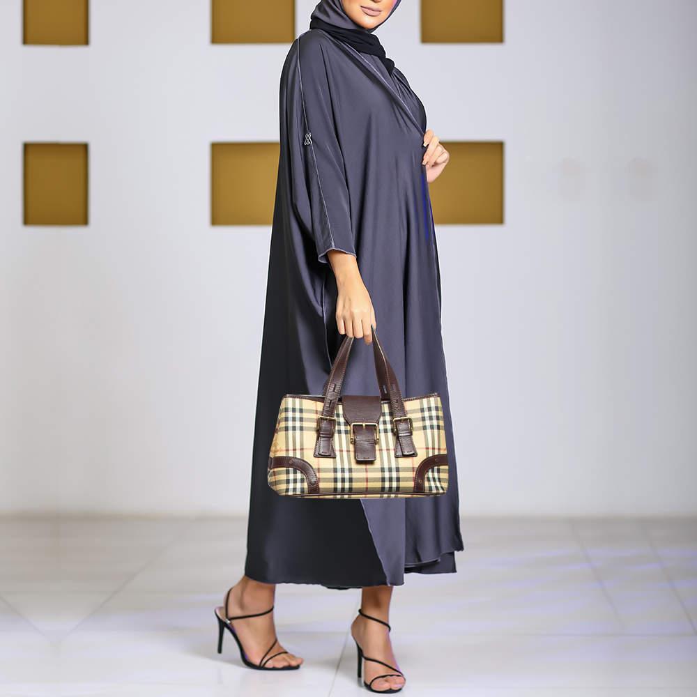 This alluring tote bag for women has been designed to assist you on any day. Convenient to carry and fashionably designed the tote is cut with skill and sewn into a great shape. It is well equipped to be a reliable accessory.