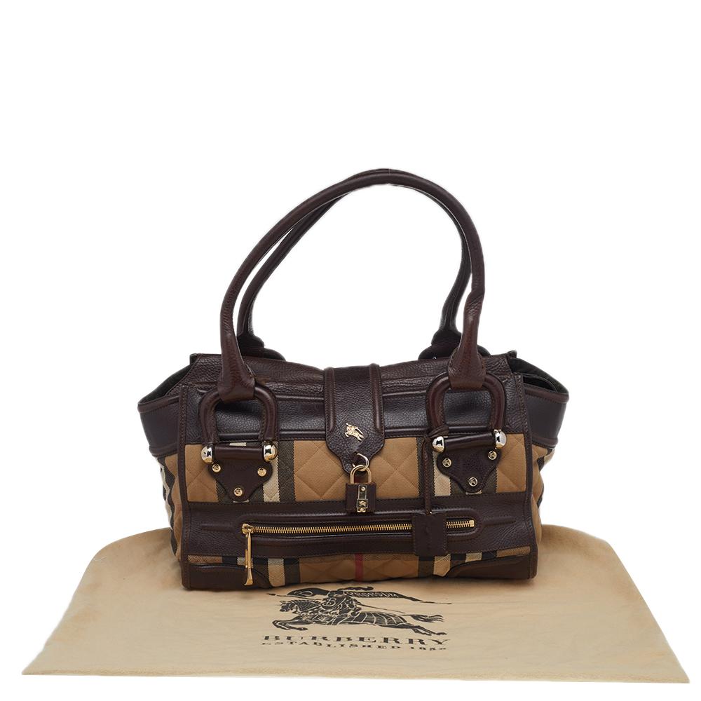 Questa cartella Burberry Manor è una borsa senza tempo che amerai per anni. Questa creazione è realizzata in tela trapuntata Nova Check, pelle e finiture dorate. I manici robusti, gli interni in nylon e la tasca frontale con zip rendono questa