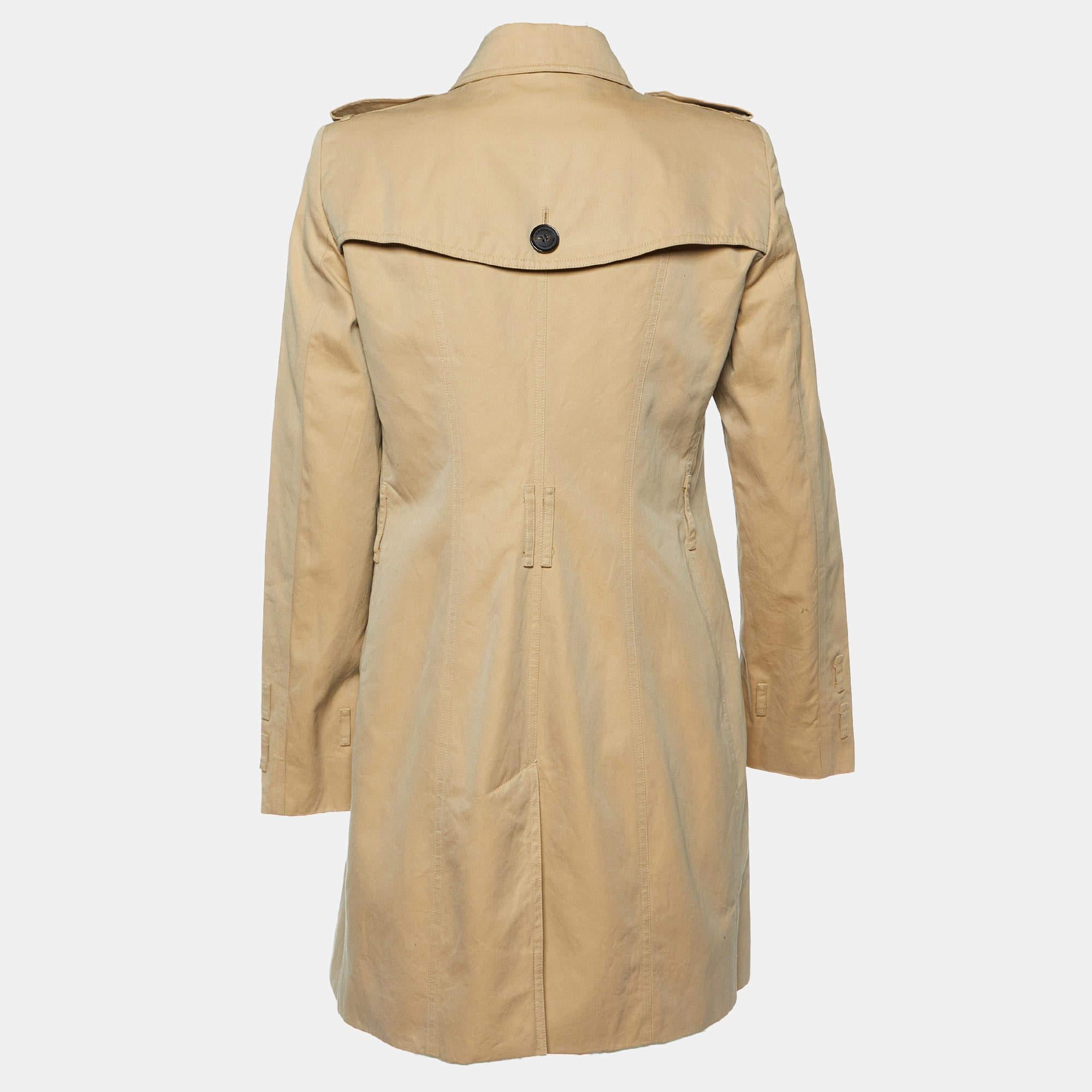 Qué fabuloso es este abrigo de diseño Está confeccionado con materiales nobles y es de manga larga. Combínalo con un vestido y unos zapatos de salón para ir elegante.