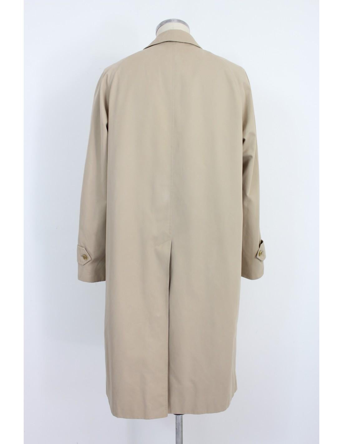 Burberry vintage 80s overcoat. The car coat par excellence is the one signed by Burberry, Pimlico heritage model. Beige color in 51% cotton 49% polyester classic gabardine fabric. The inner lining is made with the unmistakable Burberry texture,