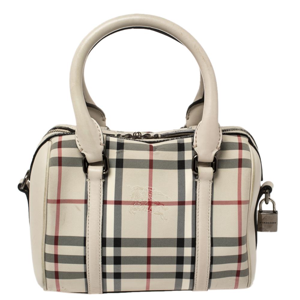 This handbag from the house of Burberry will reflect your fabulous choices. This Boston bag is stylish. Crafted in Italy from nylon and leather, it comes adorned with the signature Haymarket check in a beige shade. It flaunts dual handles and a