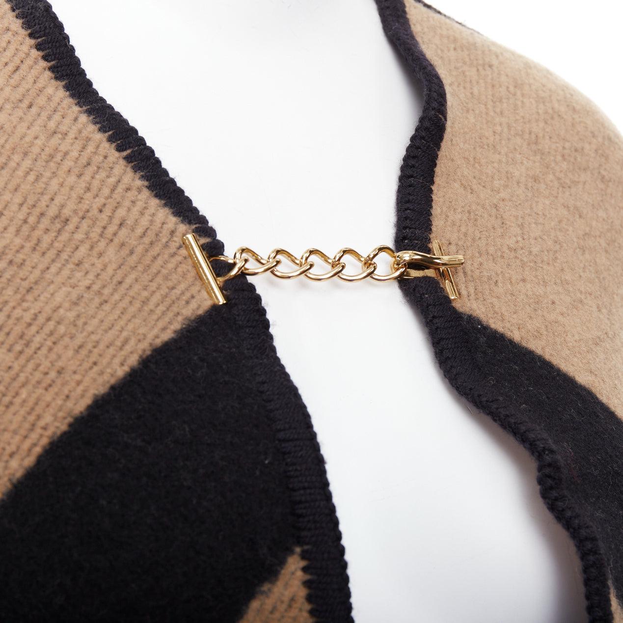 Burberry beige House Check lana cashmere incatenato mantella coperta poncho
Riferimento: TGAS/F00423
Marchio: Burberry
Materiale: Lana, Cachemire
Colore: Beige, Nero
Modello: A scacchi
Chiusura: Gancio e barra
Dettagli extra: È fissato in alto al