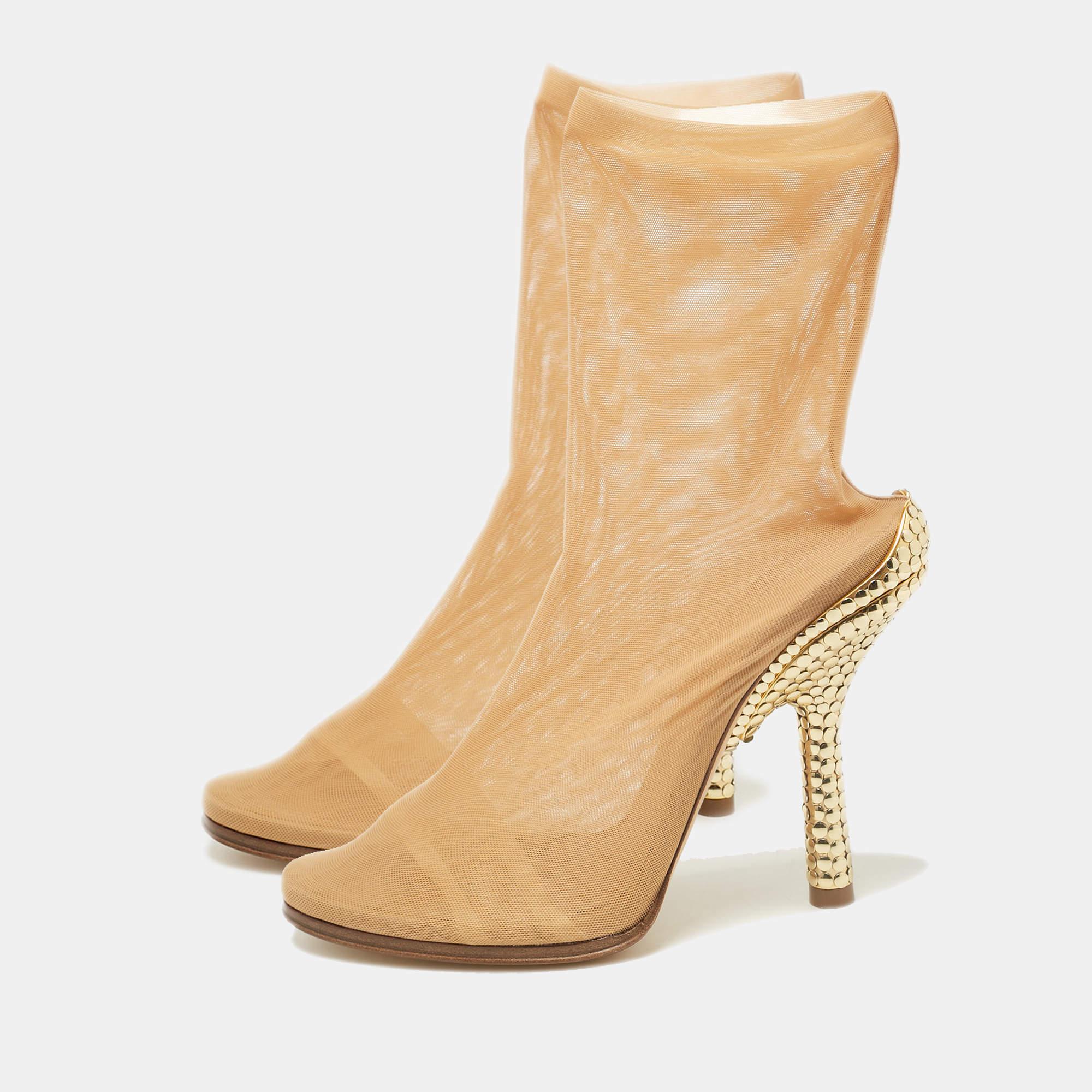 Meticulously designed into a smart silhouette these boots are on point with style. They come with comfortable insoles and durable outsoles to last you forever. These boots are just amazing and you definitely need to get them right away.