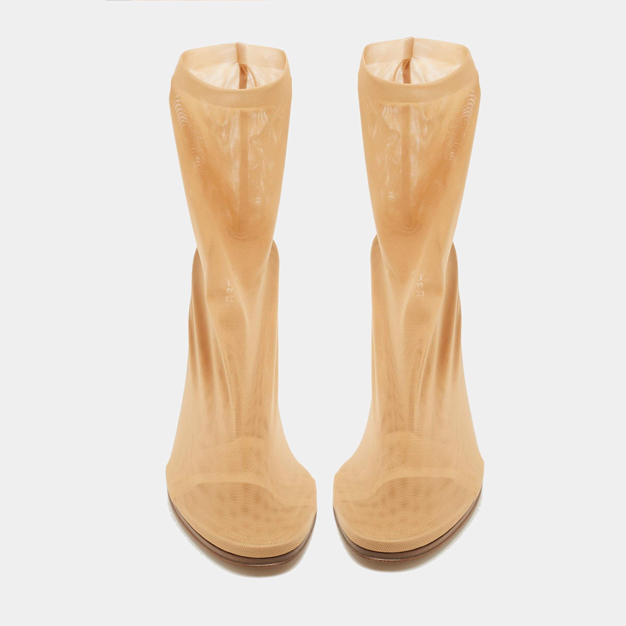 Burberry Beige Lace Ankle Length Boots Size 39 In New Condition For Sale In Dubai, Al Qouz 2