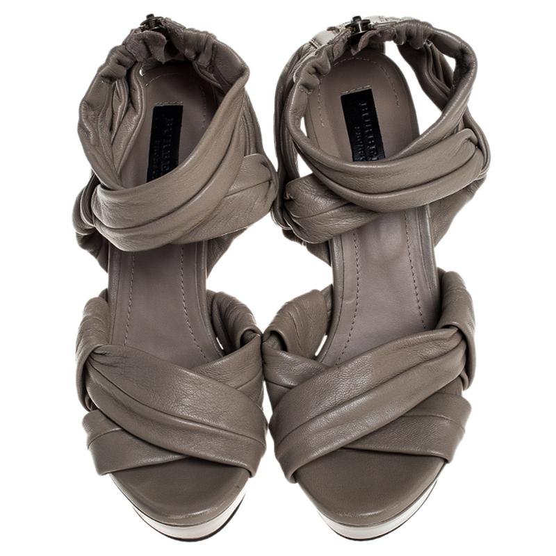 Burberry is one of the leading names when it comes to a pair of gorgeous sandals like this one. They have been crafted from leather and come in a lovely shade of beige. They have an open toe silhouette and have been styled with crisscross straps,