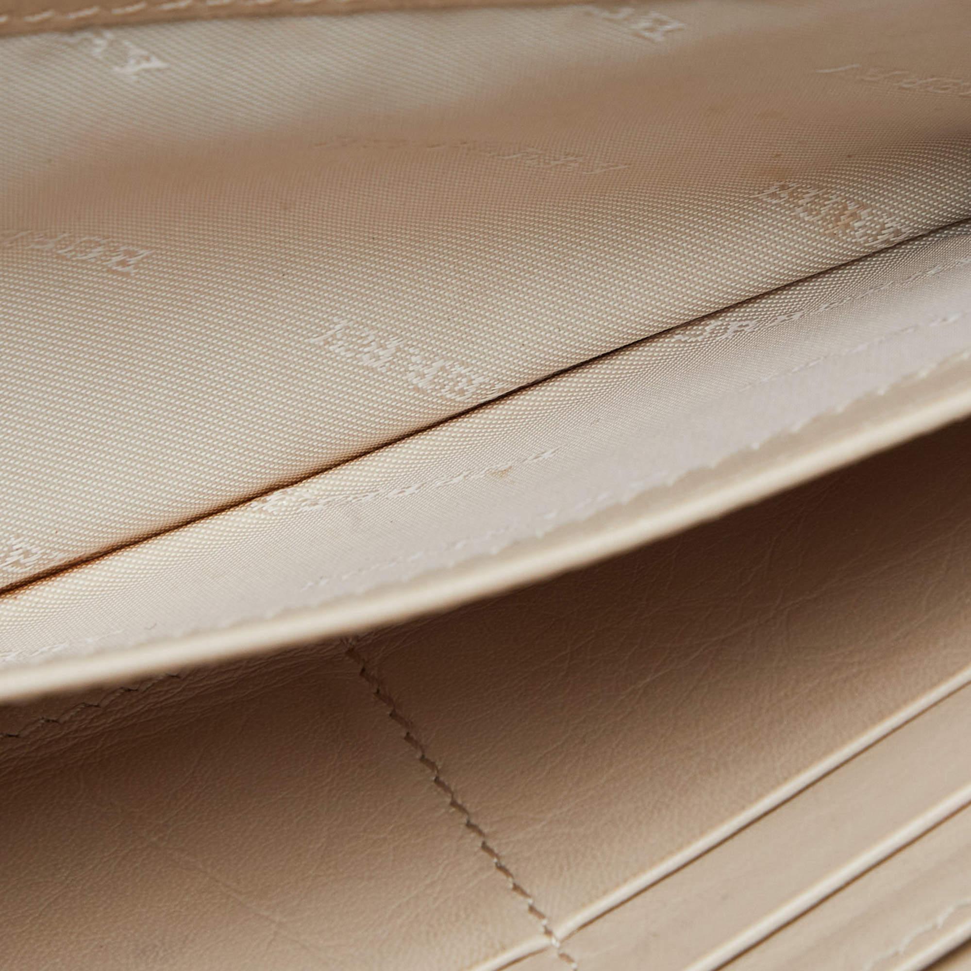Compatto ed elegante, questo portafoglio Burberry sarà il tuo compagno di viaggio preferito. Progettato con materiali di qualità, il suo interno è suddiviso in diversi scomparti per conservare perfettamente le tue carte e i tuoi contanti.
